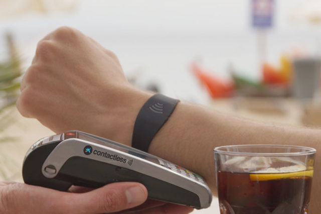 Pagar con pulseras inteligentes, el futuro en tu muñeca