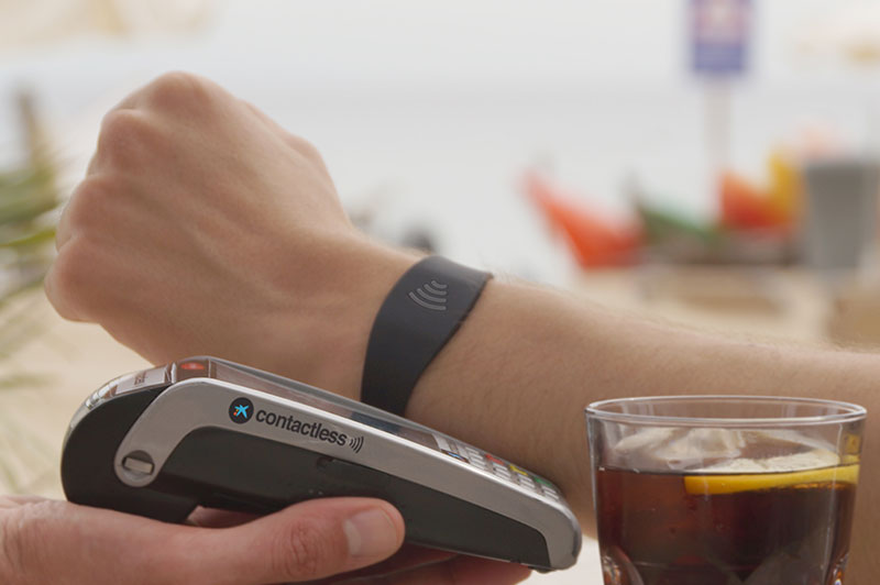 Pagar con pulseras inteligentes, el futuro en tu muñeca