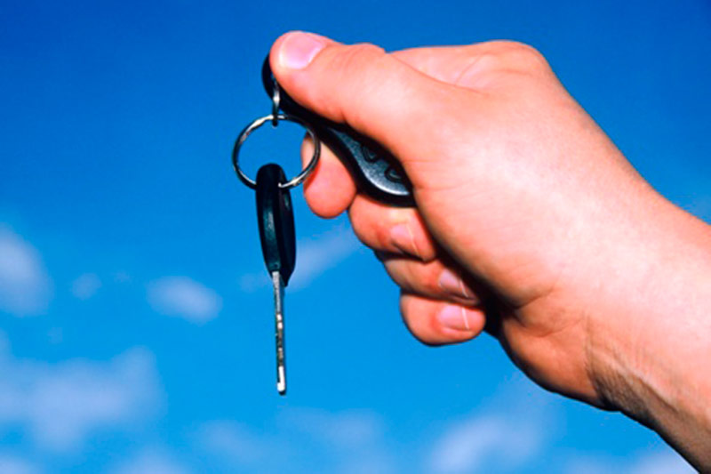 Con mi carnet de conducir español, ¿puedo alquilar un coche en cualquier país?