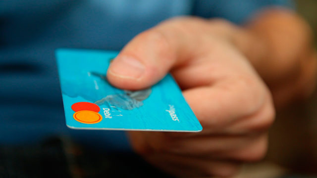 Tipos de tarjeta: hay vida más allá de las de crédito y débito