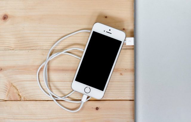 ¿Por qué no debes dejar cargando tu Smartphone durante la noche?