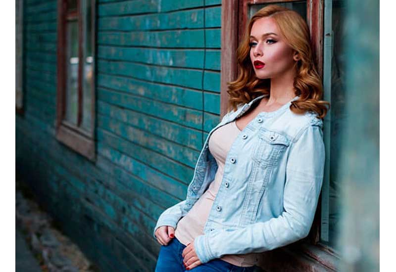 Mujer con marcas de moda españolas