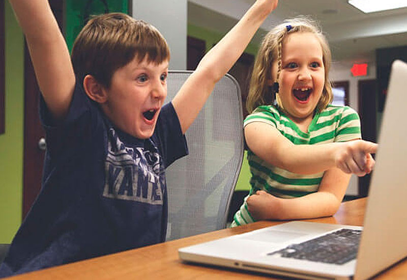 ¿Es conveniente que los niños pequeños jueguen a videojuegos?