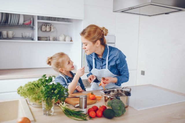 Aprender a cocinar desde niños ¡Todo son beneficios!