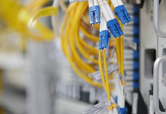 ¿Cómo es un cable de fibra óptica?