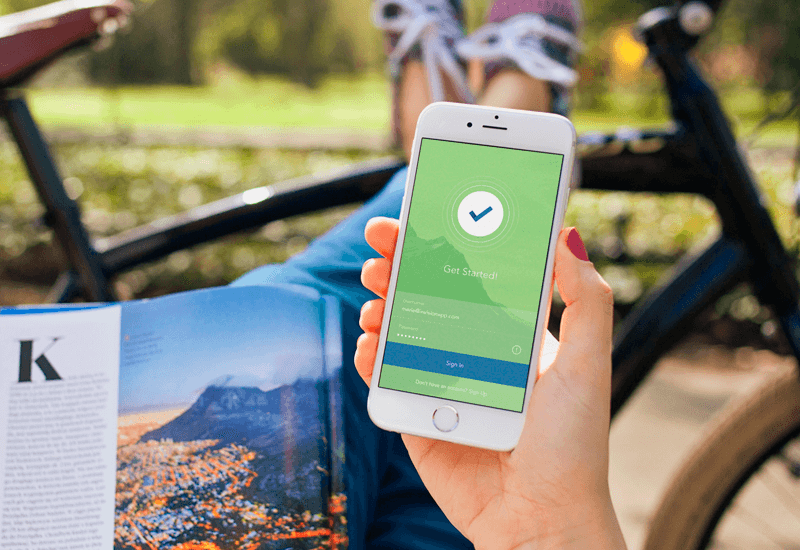Persona con la app Libon Amena en el móvil